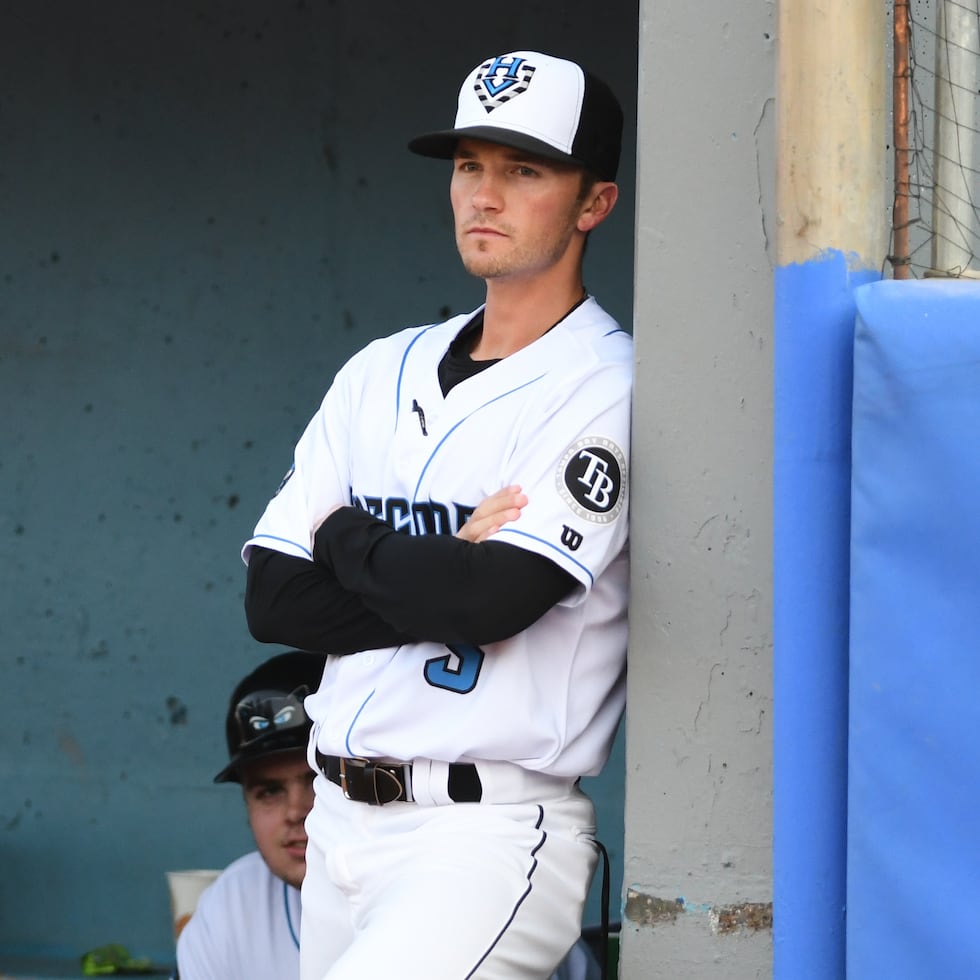 En esta foto proporcionada por los Hudson Valley Renegades, el mánager del equipo Blake Butera observa un juego de ligas menores Wappingers Falls, Nueva York, en 2019. (Roy Notaro/Hudson Valley Renegades vía AP)