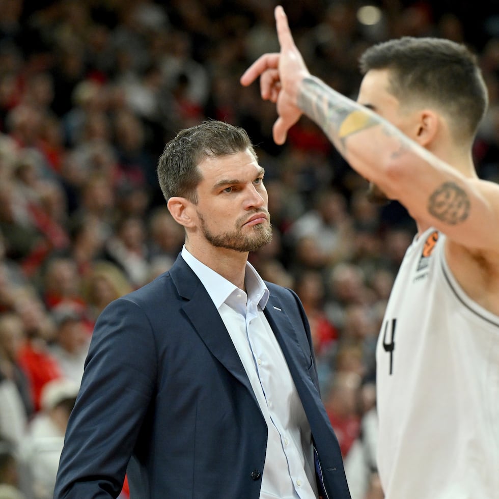Tiago Splitter (izquierda), entrenador de Paris-Levallois, durante el partido contra Bayern Múnich en la Euroliga, el 17 de octubre de 2024, en Múnich. (Peter Kneffel/dpa vía AP)