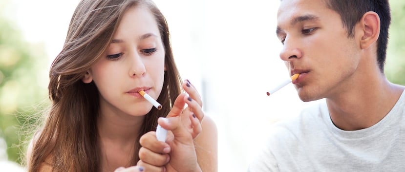 Entre los estudiantes de secundaria, el consumo de tabaco se redujo del 24.2% en 2011 al 19.6% en 2017. (Shutterstock)