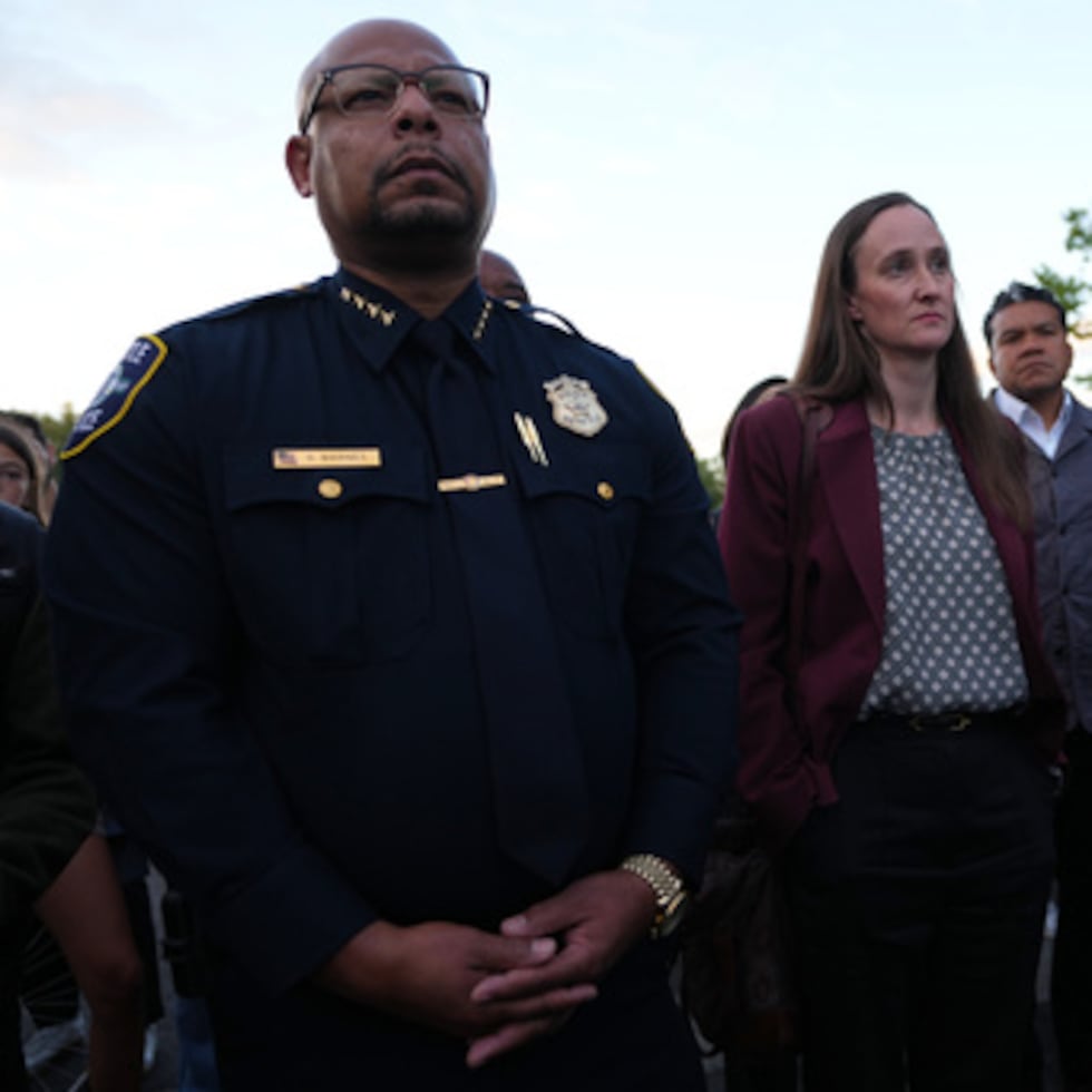 La alcaldesa de Seattle, Katie Wilson, en el centro, y el jefe de policía de Seattle, Shon Barnes, a la izquierda, asisten a la vigilia en memoria de las víctimas al día siguiente del tiroteo ocurrido en el Seattle Center durante el festival gastronómico "Bite of Seattle".