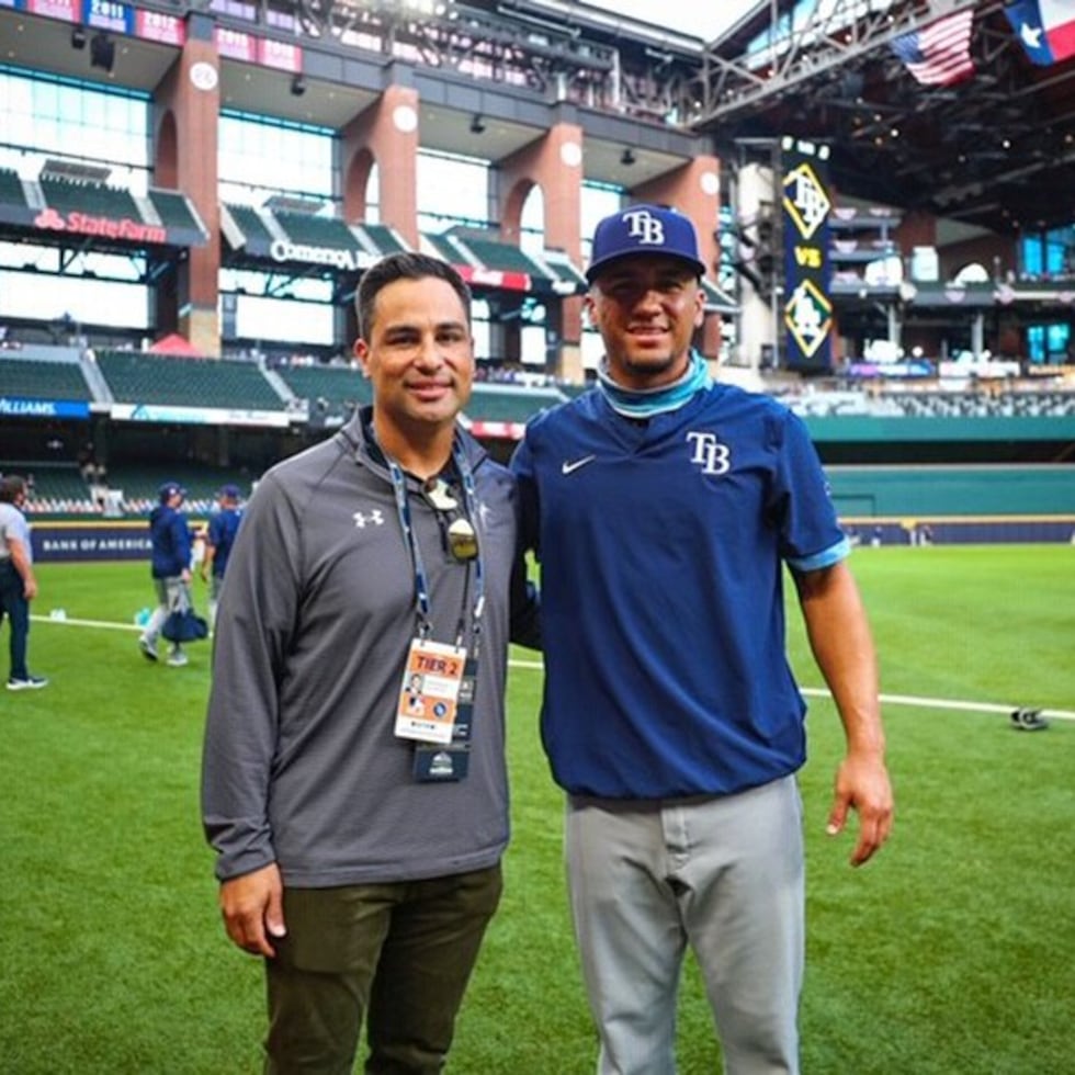 Carlos Rodríguez (izquierda) fue vicepresidente en el área de desarrollo de peloteros, scouting internacional y 'performance science' de los Rays de Tampa Bay.