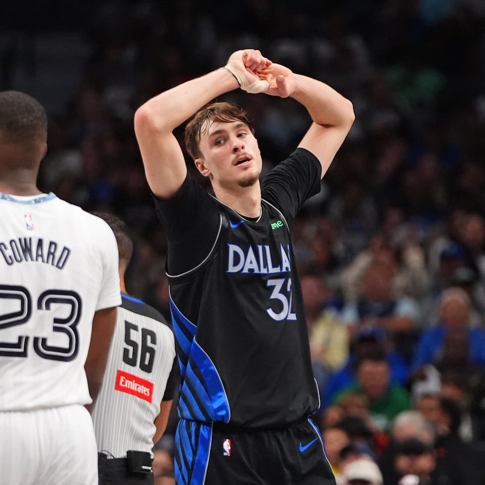 El novato de los Mavericks, Cooper Flagg, promedia 15.9 puntos por cotejo.