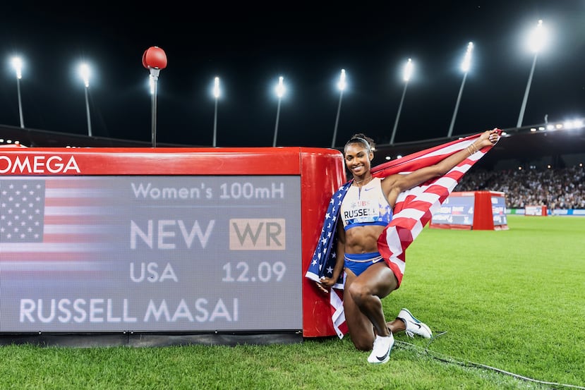 La estadounidense Masai Russell celebra al establecer un nuevo récord mundial al ganar los 100 metros con vallas en la reunión de la Liga Diamante en Zurich el 27 de agosto del 2026.