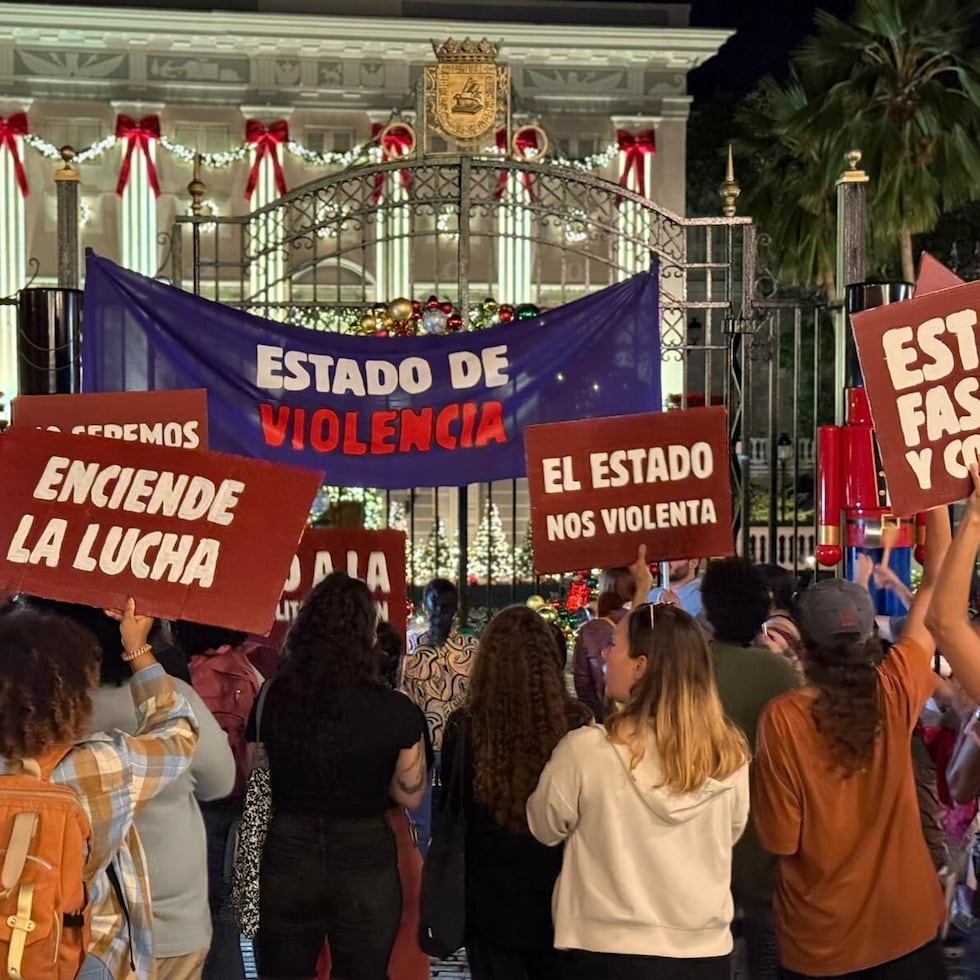 The group of demonstrators managed to reach the gates of La Fortaleza to express their demands for government action to eradicate gender violence.