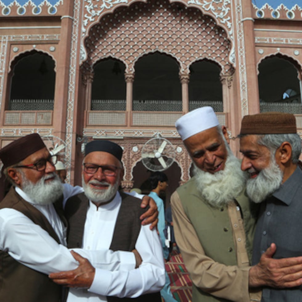 ARCHIVO - Musulmanes comparten buenos deseos en el Eid al-Fitr tras asistir a las plegarias del Eid, que marcan el final del mes musulmán sagrado del Ramadán, en la mezquita histórica de Sunehri, en Peshawar, Pakistán, el 31 de marzo de 2025. (AP Foto/Muhammad Sajjad, Archivo)
