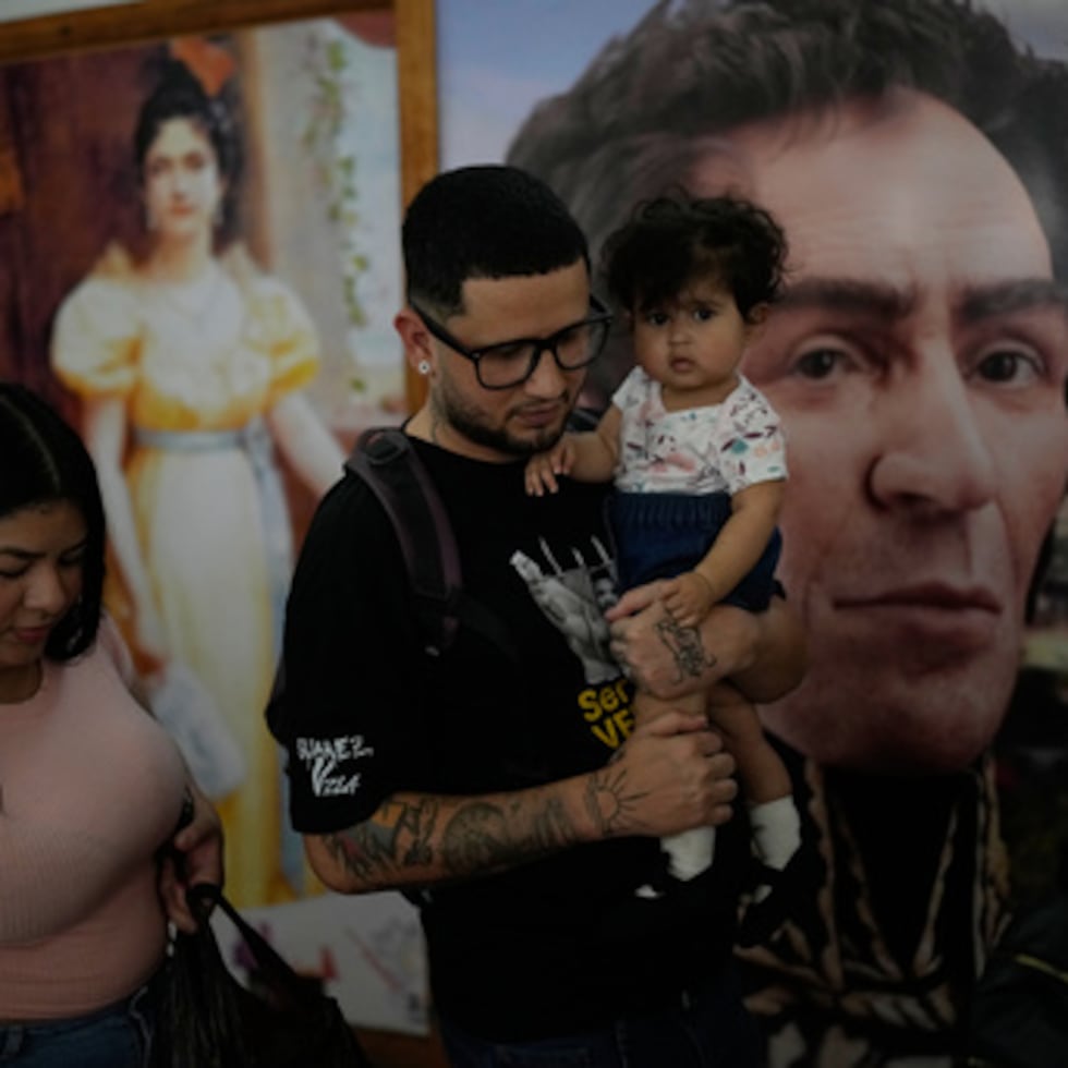 Arturo Suárez, un migrante venezolano enviado por Estados Unidos a El Salvador y posteriormente deportado a Venezuela, camina con su familia después de leer una declaración en un edificio del gobierno en Caracas, Venezuela, el viernes 26 de diciembre de 2025.