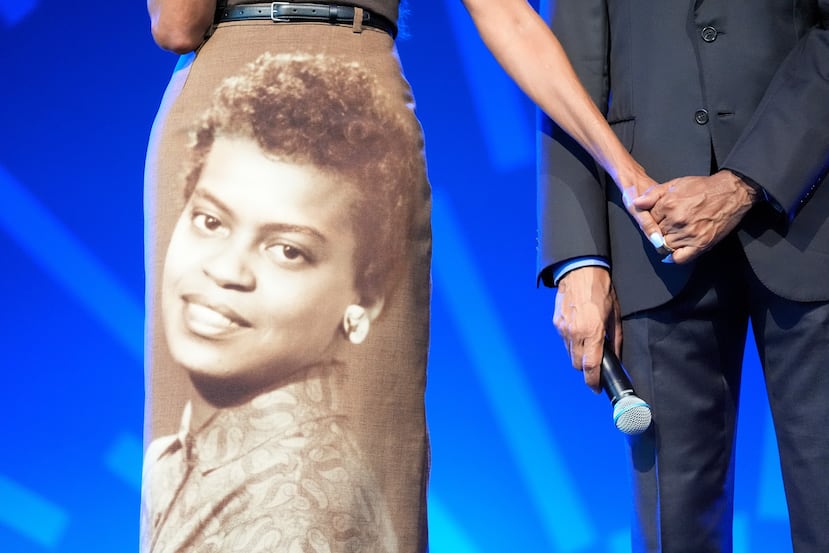 El expresidente Barack Obama, a la derecha, toma de la mano a la exprimera dama Michelle Obama, a la izquierda, durante un encuentro con las personalidades invitadas celebrado en el Centro Presidencial Obama, el martes 16 de junio de 2026, en Chicago.