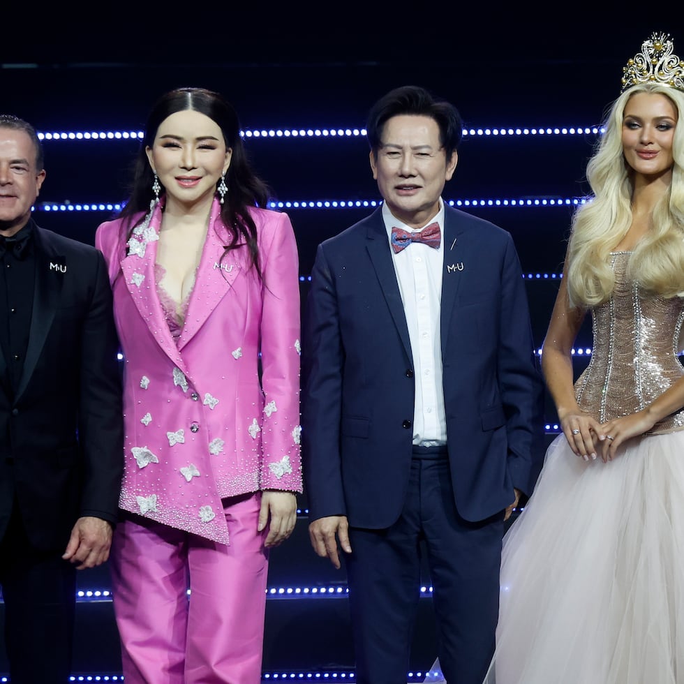 Raul Rocha Cantu, Anne Jakrajutatip, Nawat Itsaragrisil y Miss Universe 2024 Victoria Kjaer Theilvig.