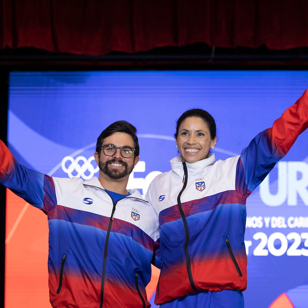 El velerista Raúl Ríos y la fondista Beverly Ramos fueron los abanderados de Puerto Rico para San Salvador 2023.