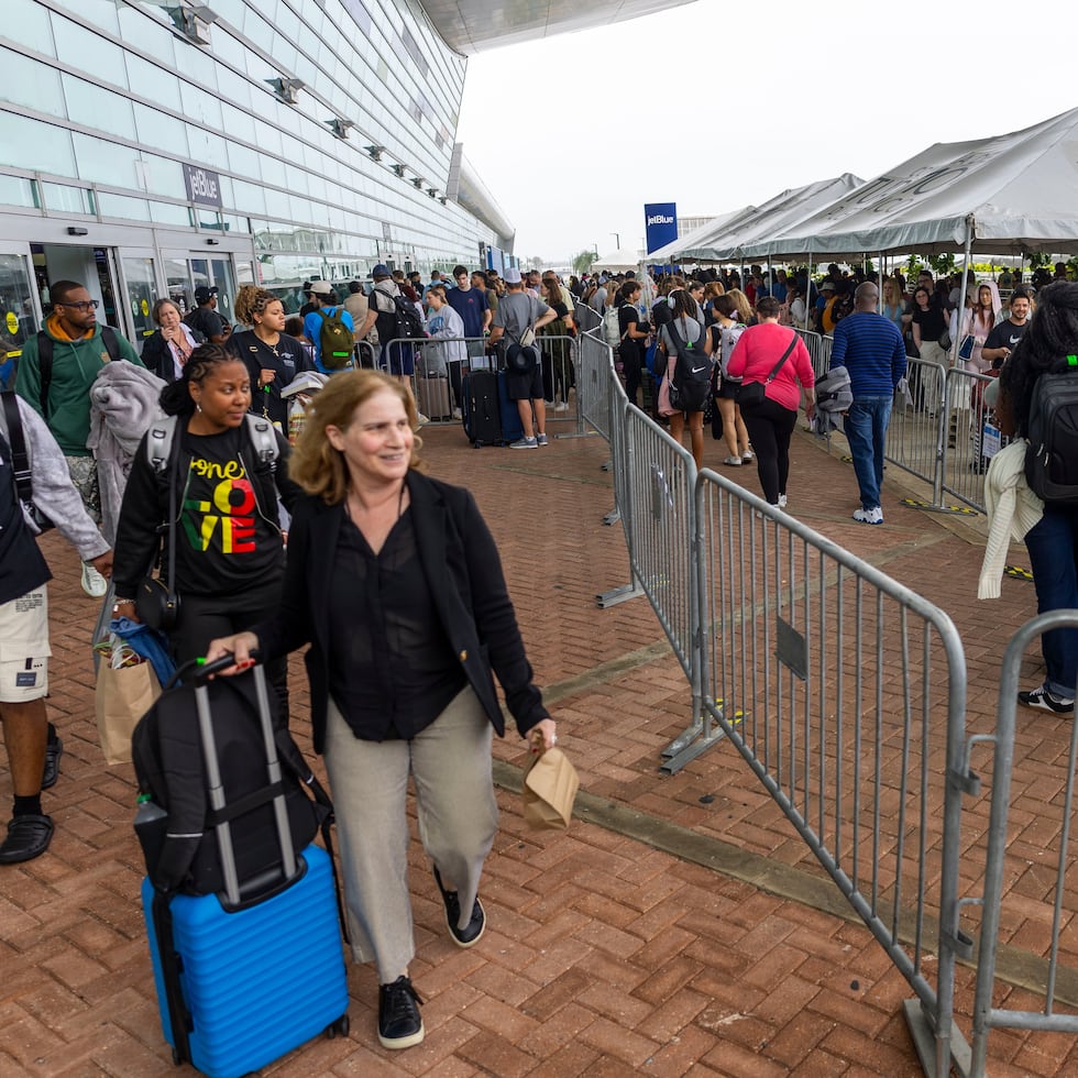Lines at the Luis Muñiz Marín International Airport have increased due to the absence of TSA employees, amid the partial shutdown of the Department of Homeland Security.