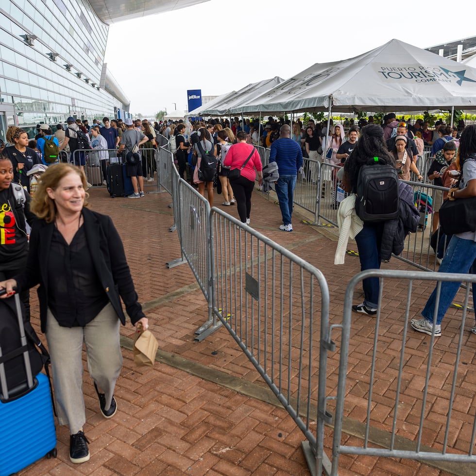 Lines at the Luis Muñiz Marín International Airport have increased due to the absence of TSA employees, amid the partial shutdown of the Department of Homeland Security.