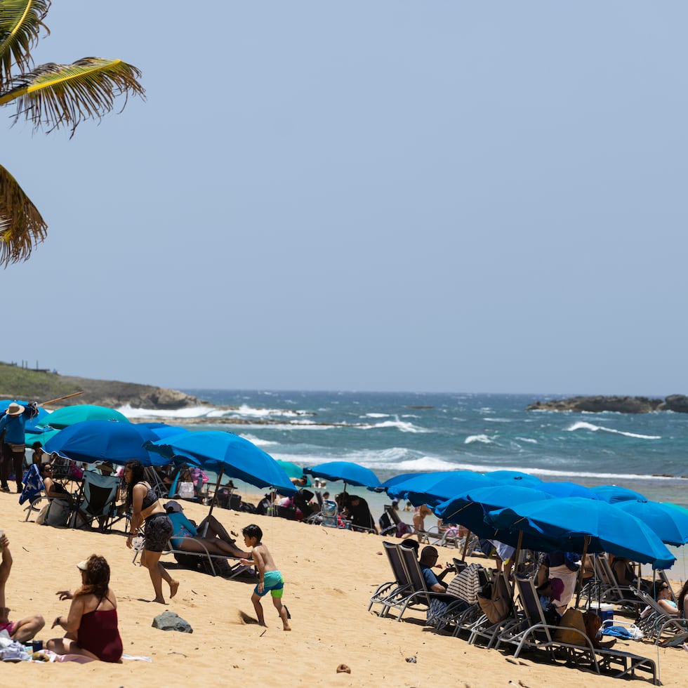 El Servicio Nacional de Meteorología exhortó a la ciudadanía a mantenerse hidratada y a limitar la exposición al aire libre durante el pico del evento.