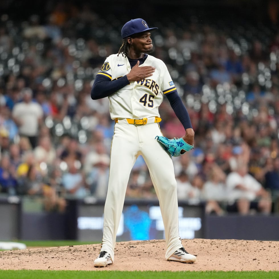 Abner Uribe celebra luego de cerrar la octava entrada contra los Cardinals mediante un ponche a Alec Burleson.