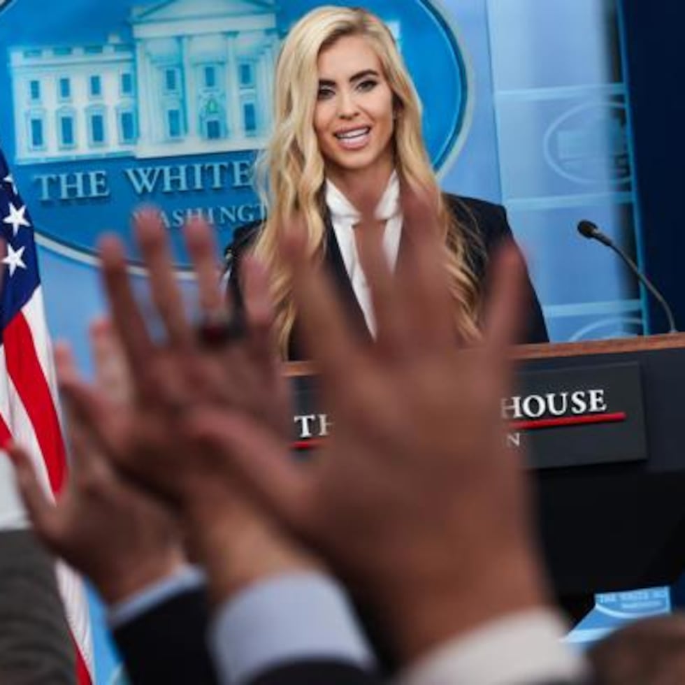La llegada a la Casa Blanca de Zacharia coincide con una nueva escalada en la ofensiva de Trump contra los medios críticos, después de que intentara vetar el acceso a la Casa Blanca de los periodistas de CNN, MS NOW y Politico, una medida frenada provisionalmente en los tribunales.