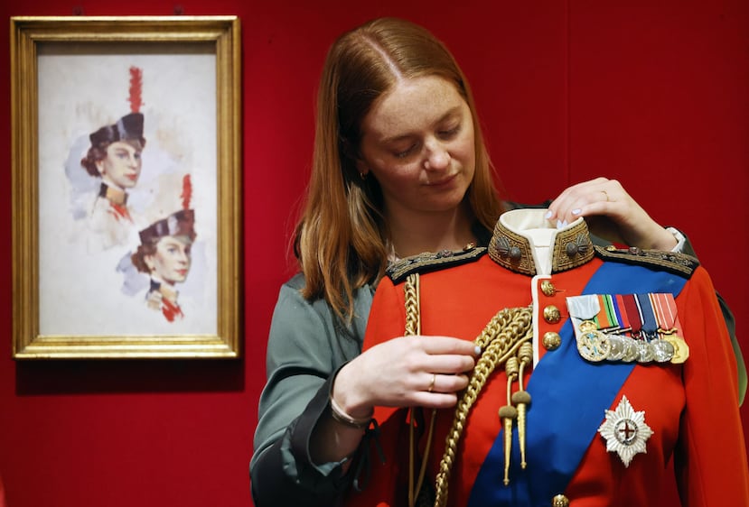 La exposición, que abrirá este 10 de abril y podrá ser vista hasta el próximo 18 de octubre, reúne unas 200 piezas, entre ellas abrigos, vestidos de día y de noche, así como guantes, zapatos, pamelas, sus legendarios minibolsos, joyas y tiaras.