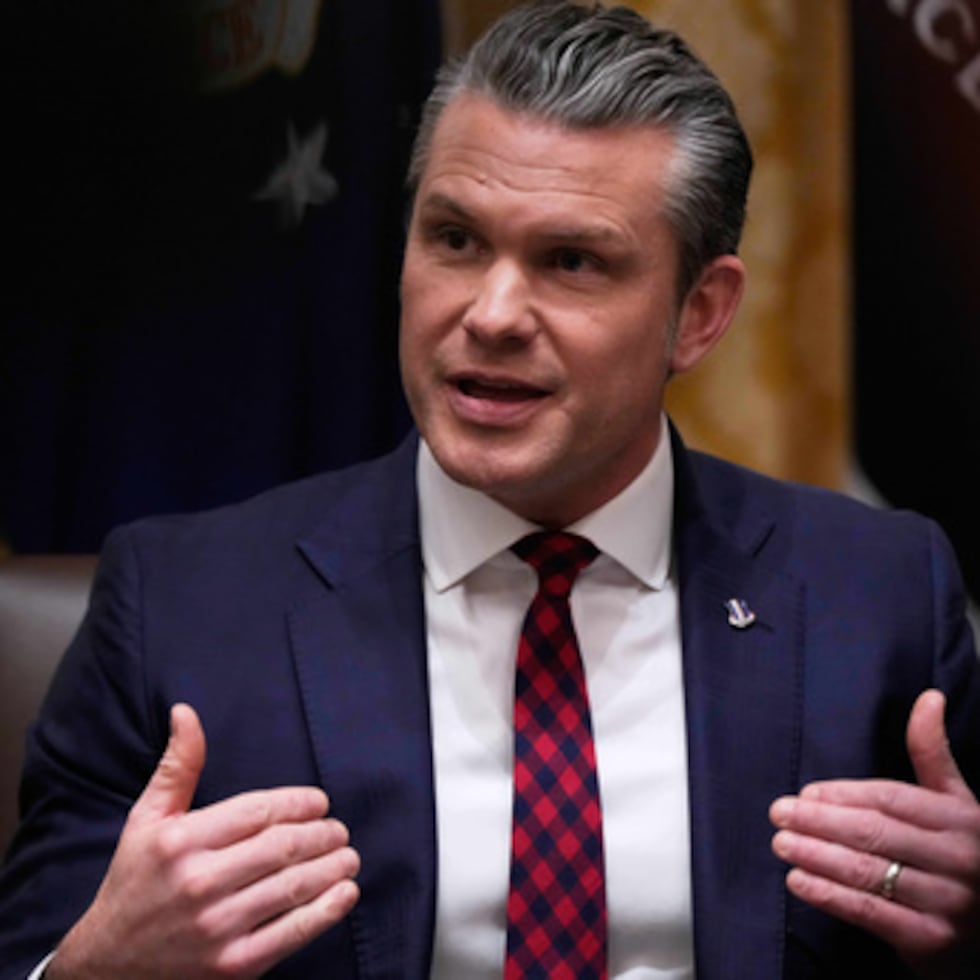 El secretario de Defensa, Pete Hegseth, habla durante la reunión del gabinete, en la Casa Blanca.
