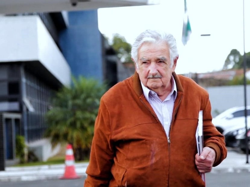 El expresidente uruguayo José "Pepe" Mujica sale de la sede de la Policía Federal de Curitiba, Brasil. (EFE)