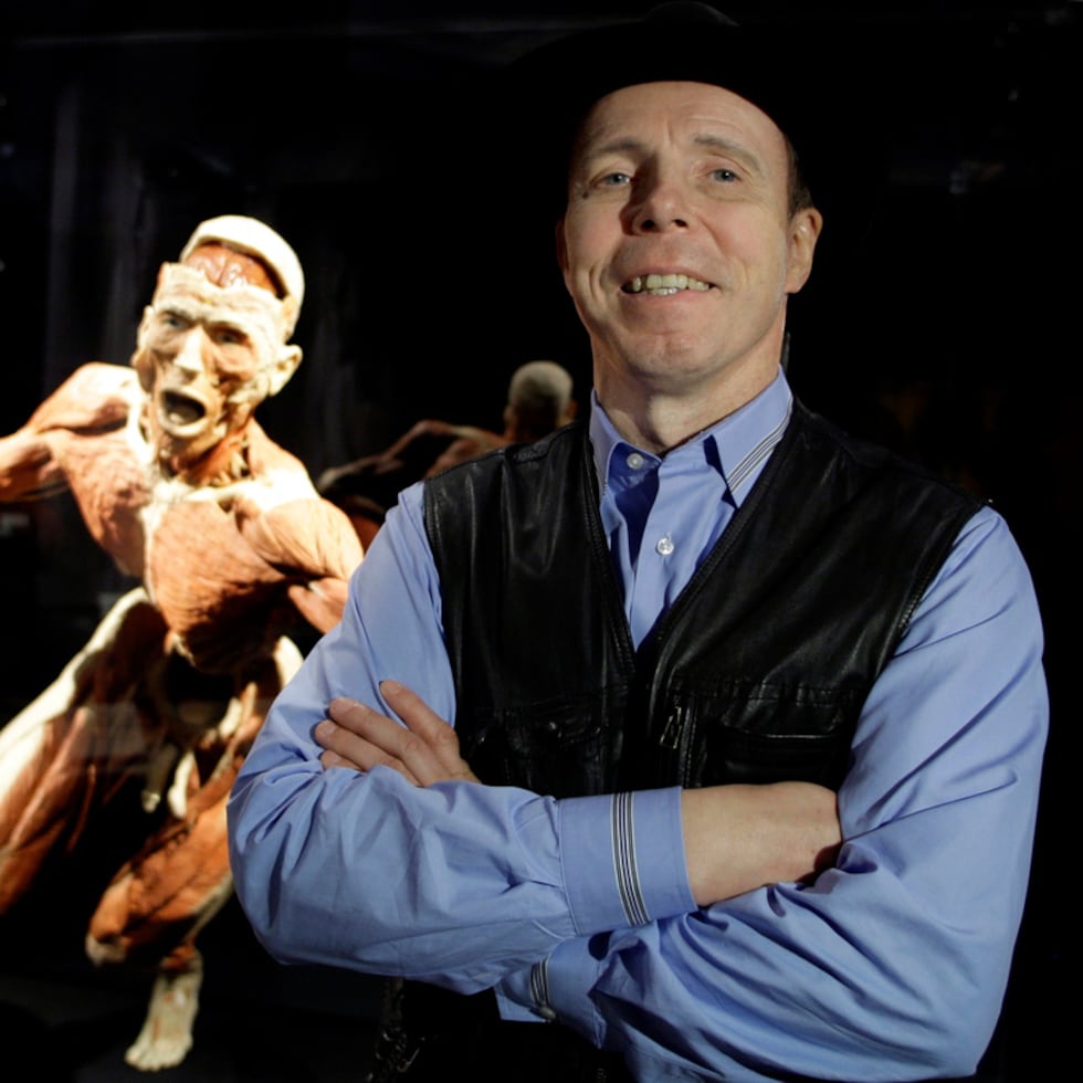 El doctor Gunther von Hagens, anatomista, inventor y creador de Body Worlds: La Exposición Original de Cuerpos Humanos Reales, conocido en Alemania como el "Doctor Muerte", posa frente a una de sus obras en Estambul, Turquía, el viernes 11 de junio de 2010.