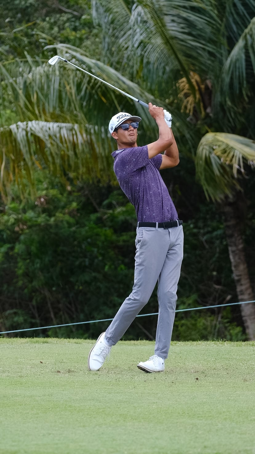 Ricky Castillo observa un disparo en el Grand Reserve Golf Club.