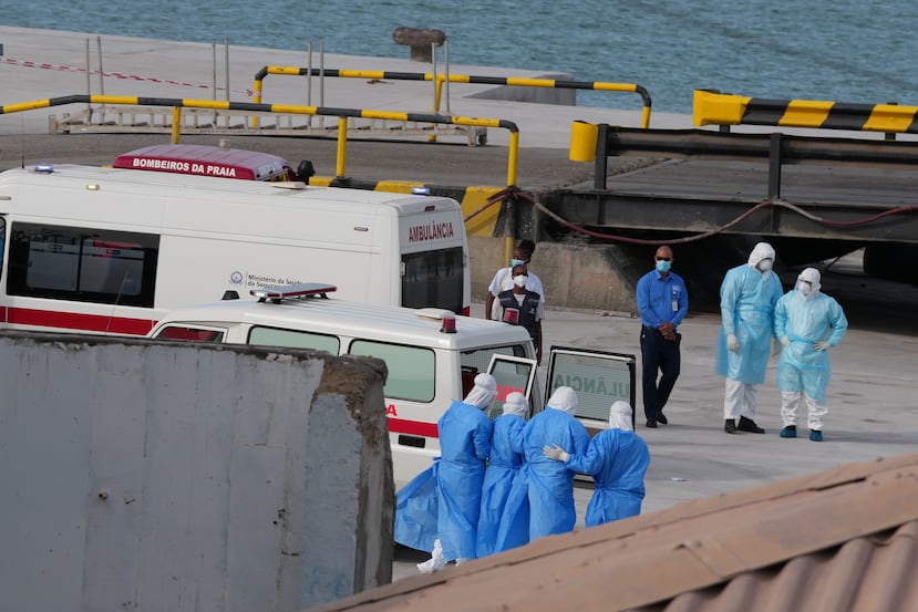 Personal sanitario con equipo de protección evacúa a pacientes del crucero MV Hondius el miércoles 6 de mayo de 2026, en un puerto de Praia, Cabo Verde. (AP Foto/Misper Apawu)