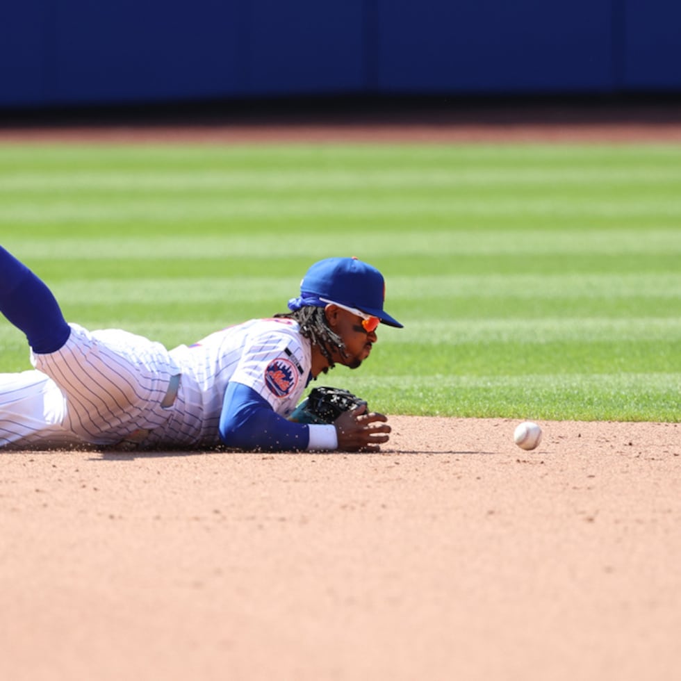 Francisco Lindor no pudo completar una jugada para doble matanza en la novena entrada, un error que permitió a los Red Sox mantenerse con vida y remontar el partido.