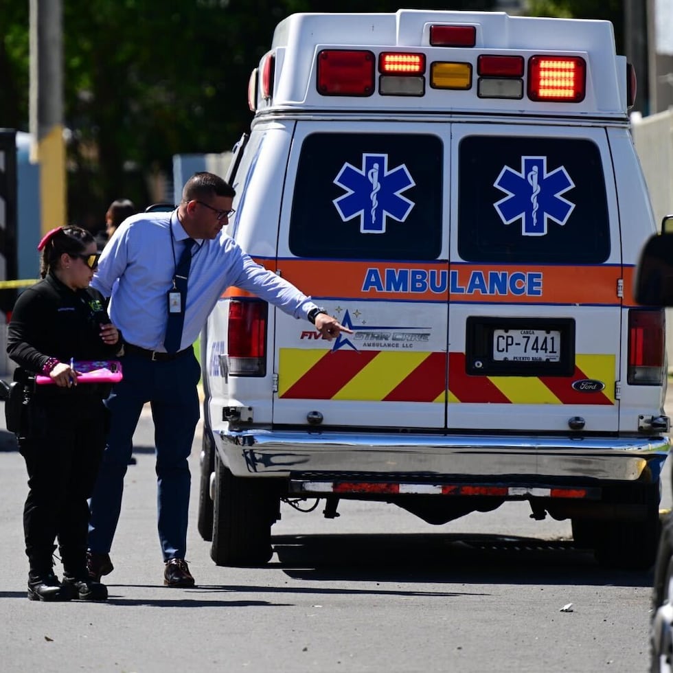 Investigadores forenses y la Policía trabaja en la escena del crimen en el residencial Las Margaritas en Santurce.