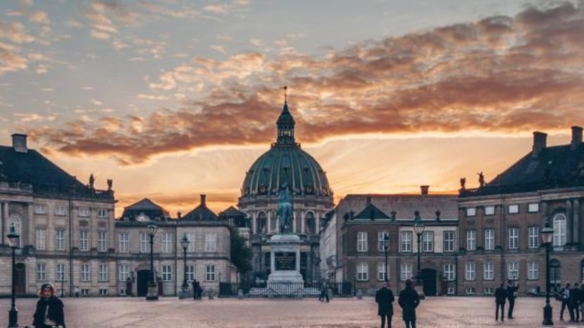 Otros puntos de interés en Copenhague incluyen el Palacio Amalienborg, al norte del centro de la ciudad, que está compuesto de cuatro palacios y es la residencia oficial de la familia real de Dinamarca.