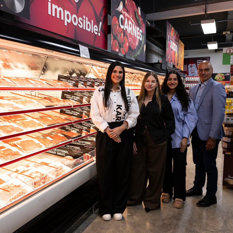 Las hermanas Zuleymi, Suheily y Kaleyni Padilla Quirós, dueñas de las Farmacias Cristina y dos Supermercados Agranel, junto a Félix Aponte, presidente y fundador de Supermercados Agranel.