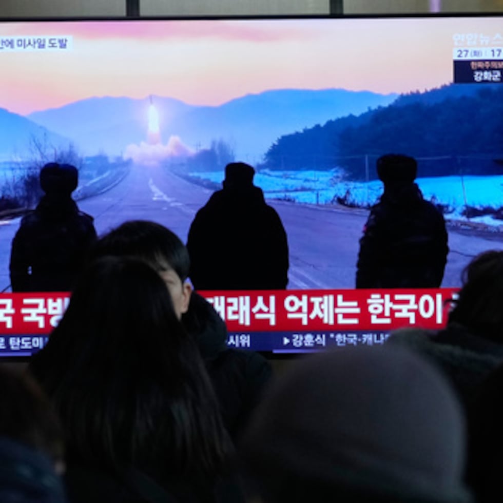 Una pantalla de televisión muestra una imagen de archivo del lanzamiento de un misil de Corea del Norte durante un programa de noticias en la estación de ferrocarril de Seúl, Corea del Sur, martes 27 de enero de 2026. (AP Photo/Ahn Young-joon)