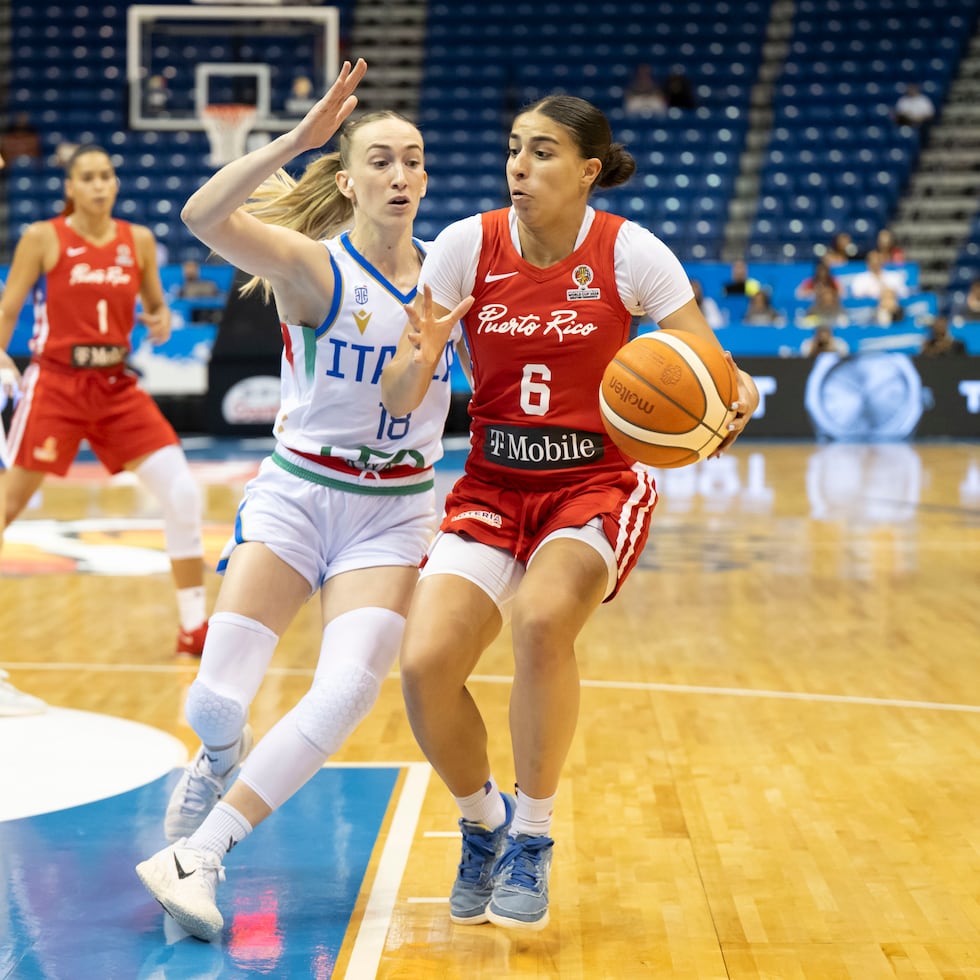 Mariella Santucci, de Italia, defiende a Zaida González, de Puerto Rico.