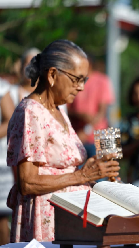 El sacerdote Edvin Cumes celebra una eucaristía este domingo afuera de la parroquia Nuestra Señora de La Candelaria en Tonosí, Panamá.