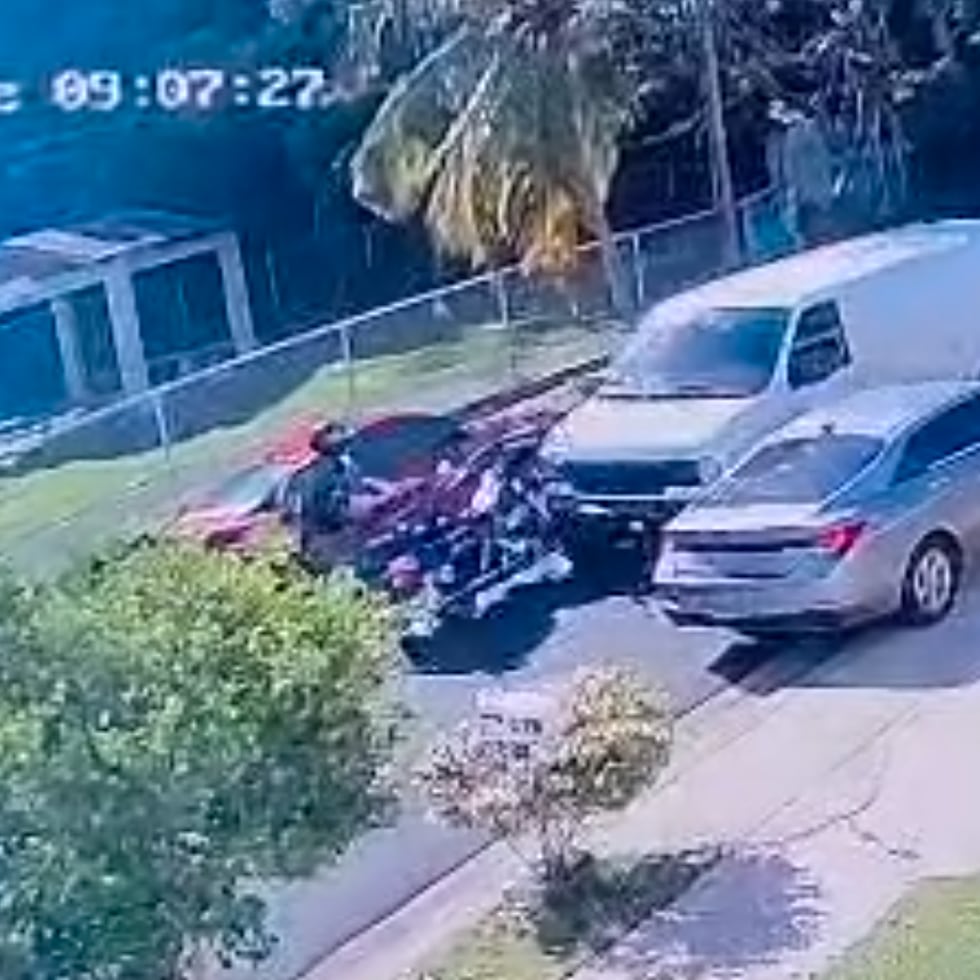 Momento en que la guagua que figuraba como hurtada impacta la motora policaca.