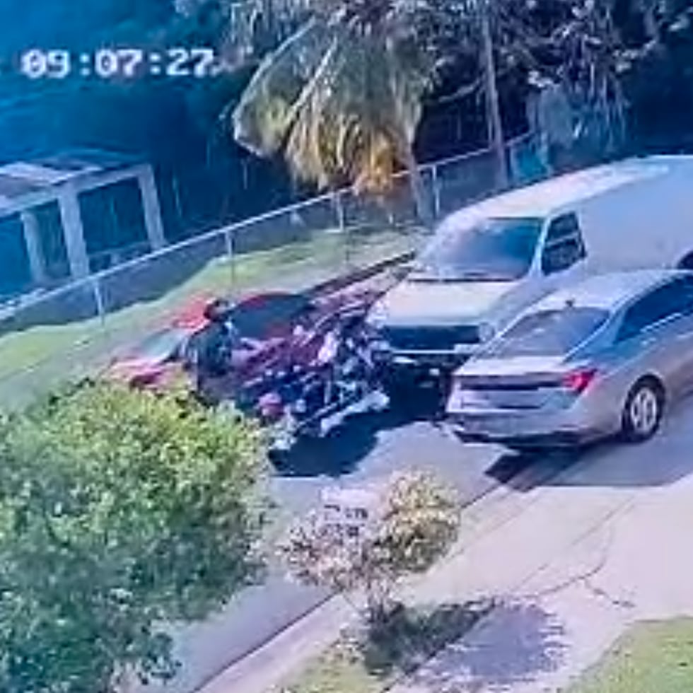 Momento en que la guagua que figuraba como hurtada impacta la motora policaca.