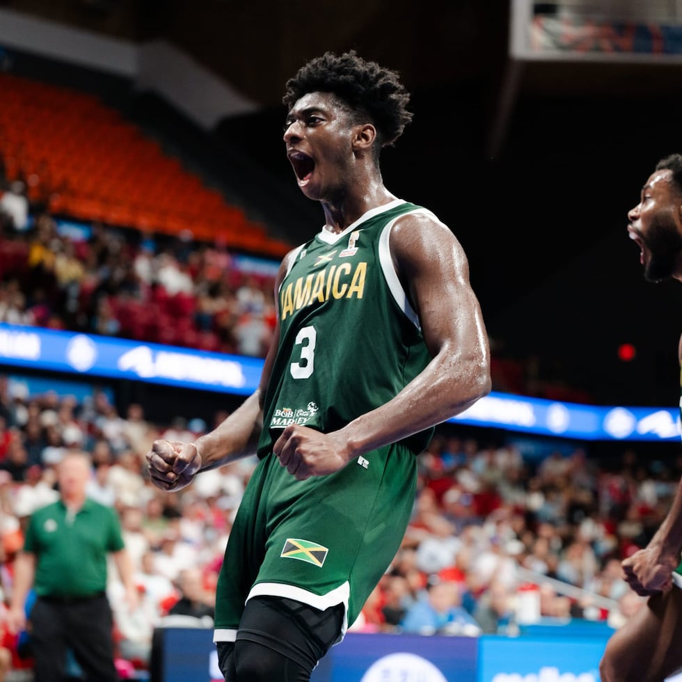 Jugadores de Jamaica celebran sobre el tabloncillo del Coliseo Roberto Clemente.