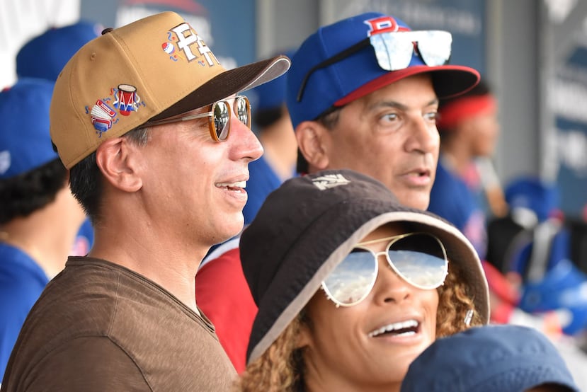 El inversionista puertorriqueño y dueño de los Padres en las Grandes Ligas, José E. Feliciano, junto a su esposa Kwanza Jones, en el partido de Puerto Rico en el Premundial Sub-18 en Dominicana.