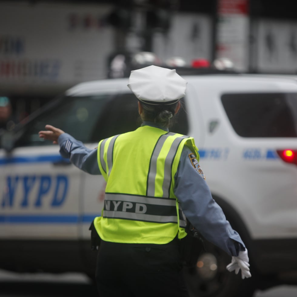 Imagen de archivo de una agente de policía en Nueva York. EFE/ Carlos Lemos