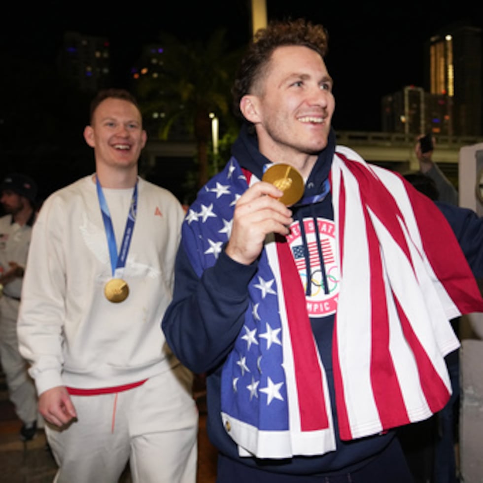 El jugador de hockey estadounidense Matthew Tkachuk llega a E11EVEN después de que el equipo ganara la medalla de oro en los Juegos Olímpicos de Milán Cortina, el lunes 23 de febrero de 2026, en Miami. (AP Photo/Lynne Sladky)