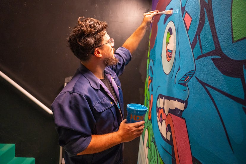 El artista natural de Santurce, Sergio Vazquez, trabajó el mural "El gazebo", localizado en el cuarto nivel del edificio Oasis Santurce.