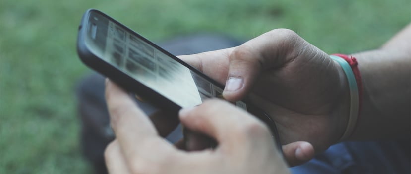 Los padres encuestados señalan que la falta de sueño se debe a la adicción de sus hijos a los aparatos electrónicos, el teléfono móvil o las redes sociales. (Ravi Sharma / Unsplash)