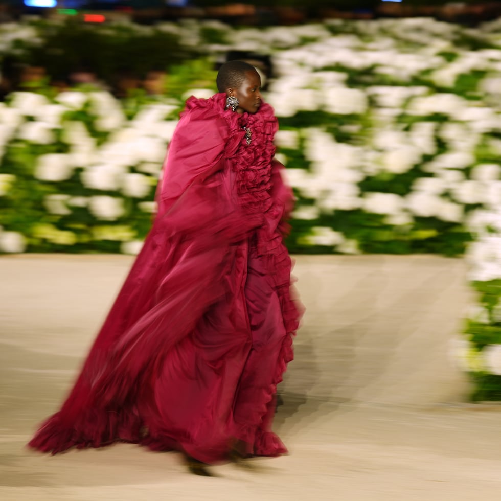 El desfile de Yves Saint Laurent fue un despliegue de vestidos con gran volumen y tejidos vaporosos