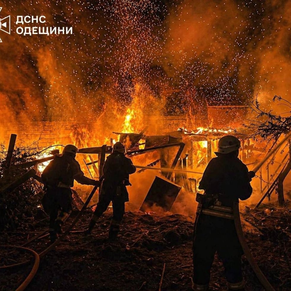 El Ministerio de Defensa del Kremlin reportó el miércoles que sus defensas aéreas interceptaron durante la noche 98 drones ucranianos sobre regiones rusas y Crimea, anexionada de forma ilegal por Moscú en 2014.