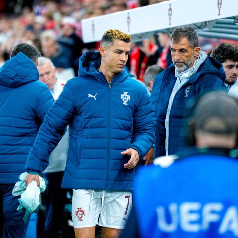 Cristiano Ronaldo en el banquillo de suplentes de Portugal previo al partido contra Noruega en la Liga de Naciones.