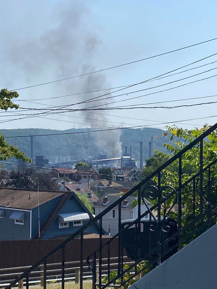 Esta imagen, proporcionada por Amy Sowers, muestra humo saliendo de la planta U.S. Steel Clairton Coke Works, el lunes 11 de agosto de 2025, en Clairton, Pensilvania.