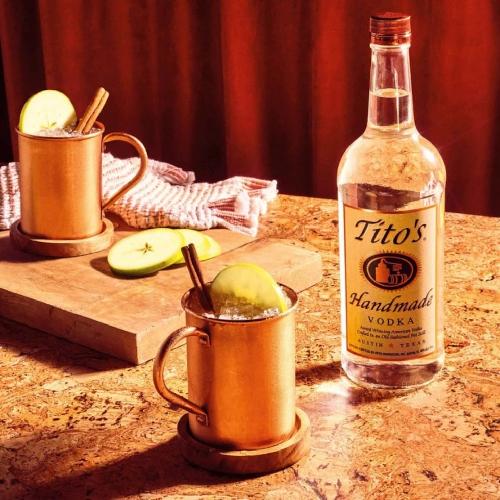 Dos cócteles con Tito's Vodka.