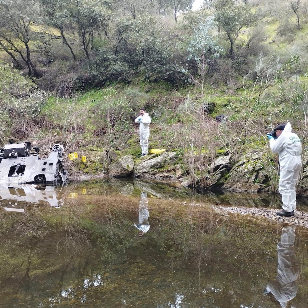 La Guardia Civil investiga la pieza del eje de un tren encontrada cerca del lugar del accidente ferroviario de Adamuz del pasado domingo.