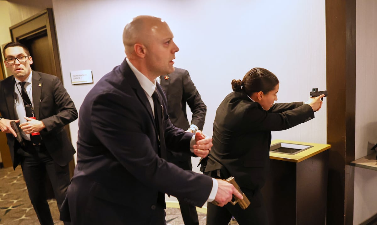 Autoridades buscan conocer el motivo del pistolero que irrumpió en el evento de periodistas encabezado por Donald Trump
