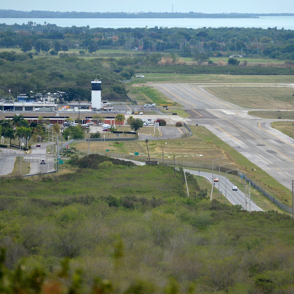 At the Ponce airport, the military uses the commercial and general ramp, said Port Authority Director Norberto Negrón Díaz.