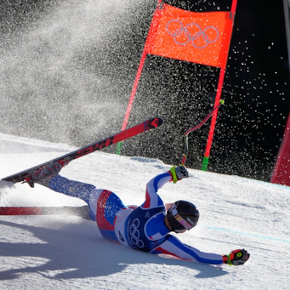 El francés Maxence Muzaton se cae mientras baja a toda velocidad por la pista durante una carrera de esquí alpino, descenso masculino, en los Juegos Olímpicos de Invierno de 2026, en Bormio, Italia, el sábado 7 de febrero de 2026.