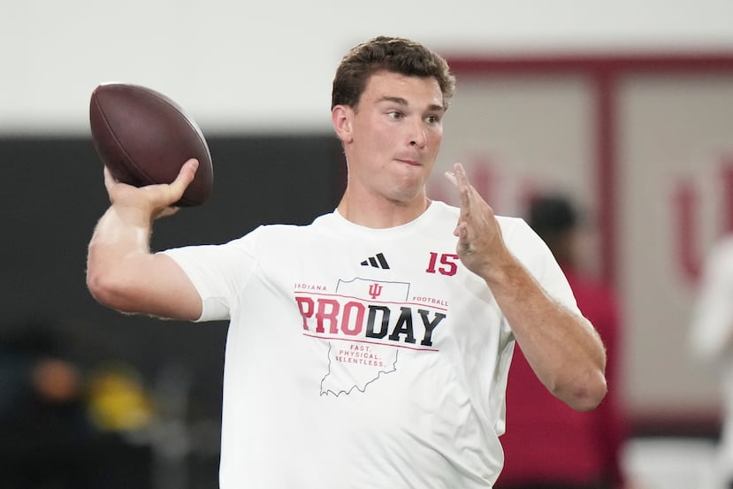Fernando Mendoza, quarterback de Indiana, lanzando el balón durante los ejercicios del 'pro day' frente a cazatalentos de los 32 equipos de la NFL, el 1 de abril en Indiana.