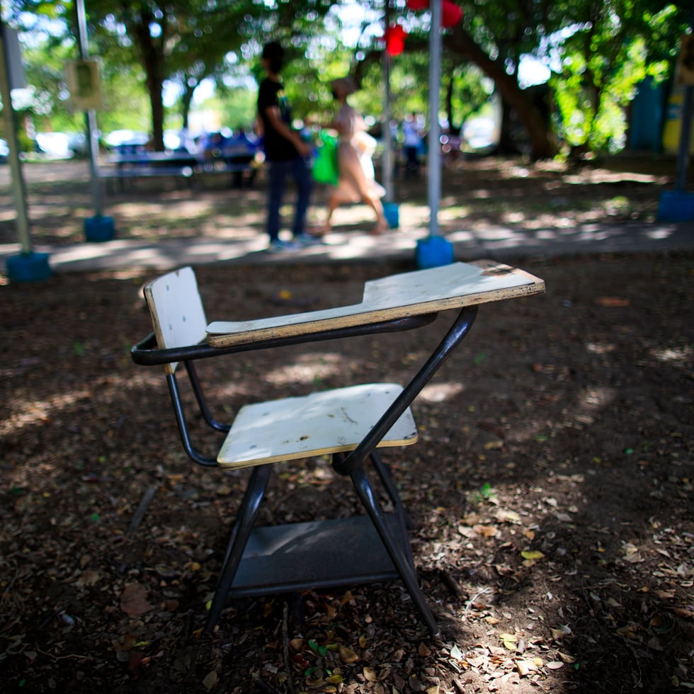 Imagen de archivo de un pupitre a las afueras de la escuela Ramón Power, en San Juan.